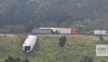 Autocarro com 37 crianças cai em ravina na A8
