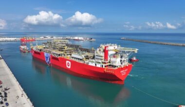 Türkiye’s first floating gas platform reaches Filyos Port