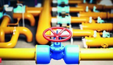 Domestic gas price drops to two-year low of $6.41/mmbtu, first time below ceiling