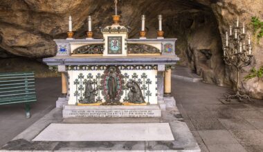 Pope at Rosary for closure of the Marian month: Let us walk with Mary