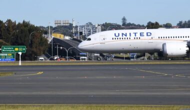 Solo travelers pay more than groups for economy flights: report