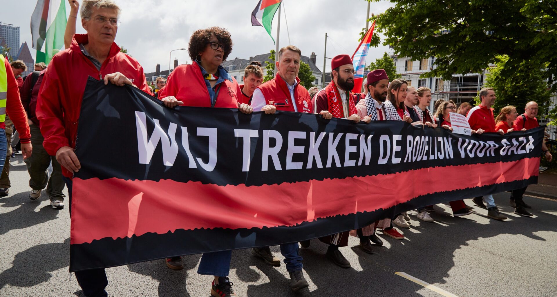Ruim 100.000 mensen die een rode lijn trokken voor Gaza bedankt!