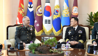 Chairman of the Joint Chiefs of Staff Kim Myung-soo, right, and Chief of the Turkish General Staff Metin Gurak discuss military cooperation at the Ministry of National Defense in Yongsan District, central Seoul, on April 28. [NEWS1]