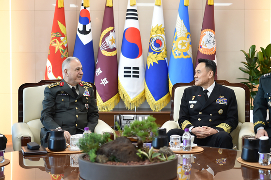 Chairman of the Joint Chiefs of Staff Kim Myung-soo, right, and Chief of the Turkish General Staff Metin Gurak discuss military cooperation at the Ministry of National Defense in Yongsan District, central Seoul, on April 28. [NEWS1]