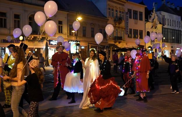 A procession of lights, lamps, balloons and lanterns during last year's Košice City Days.