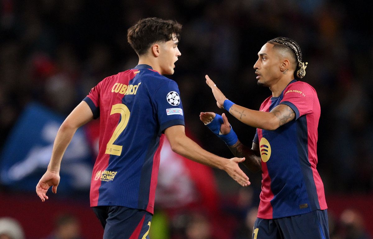 Raphinha von FC Barcelona feiert mit Teamkollege Pau Cubarsi nach dem dritten Tor ihres Teams gegen FC Internazionale im Halbfinale der UEFA Champions League 2024/25 im Estadi Olimpic Lluis Companys.