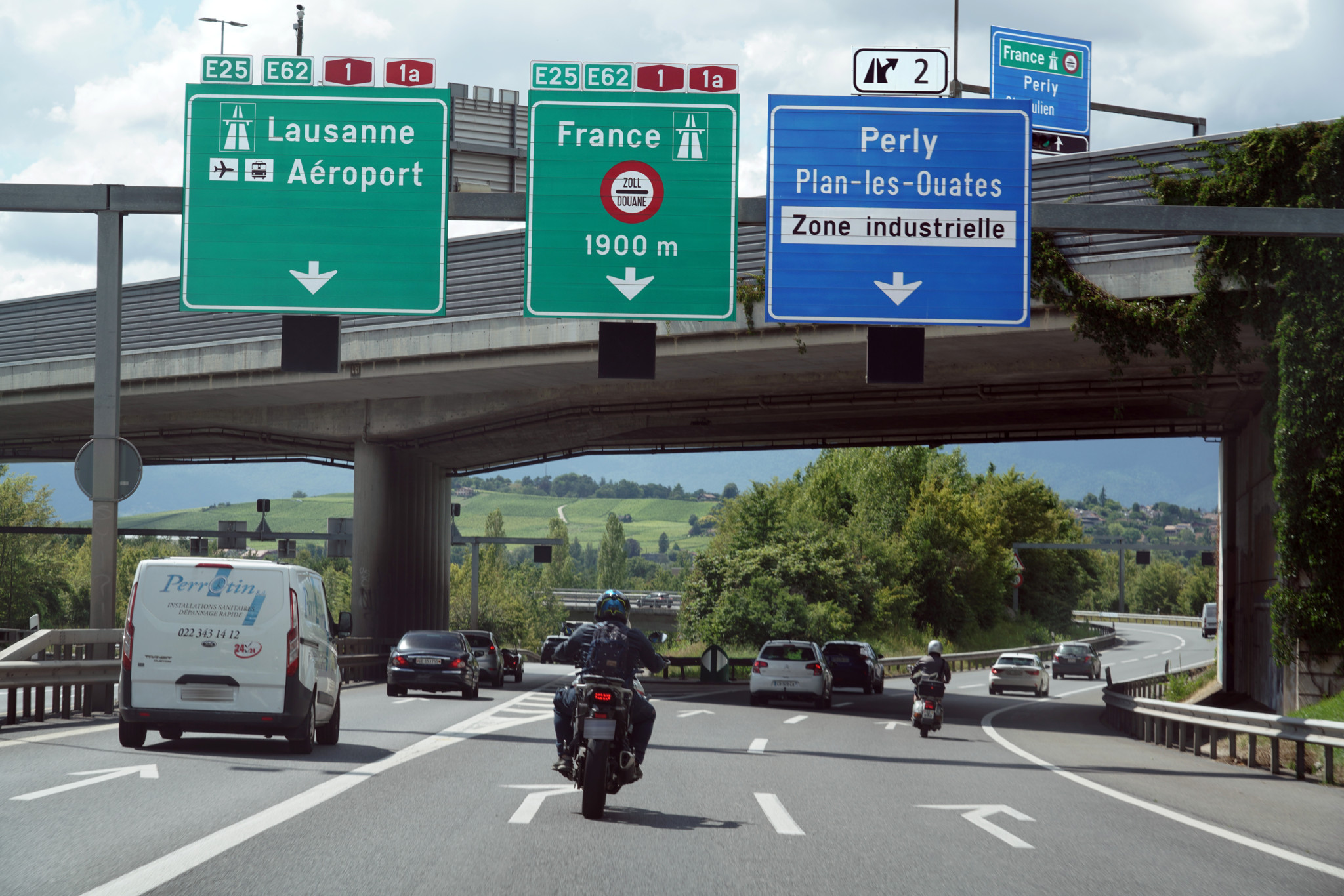 Autoroute de contournement à Genève en direction de la douane de Bardonnex, avec panneaux indiquant Lausanne, Aéroport et France. Autoroute de contournement à Genève en direction de la douane de Bardonnex, avec panneaux indiquant Lausanne, Aéroport et France.