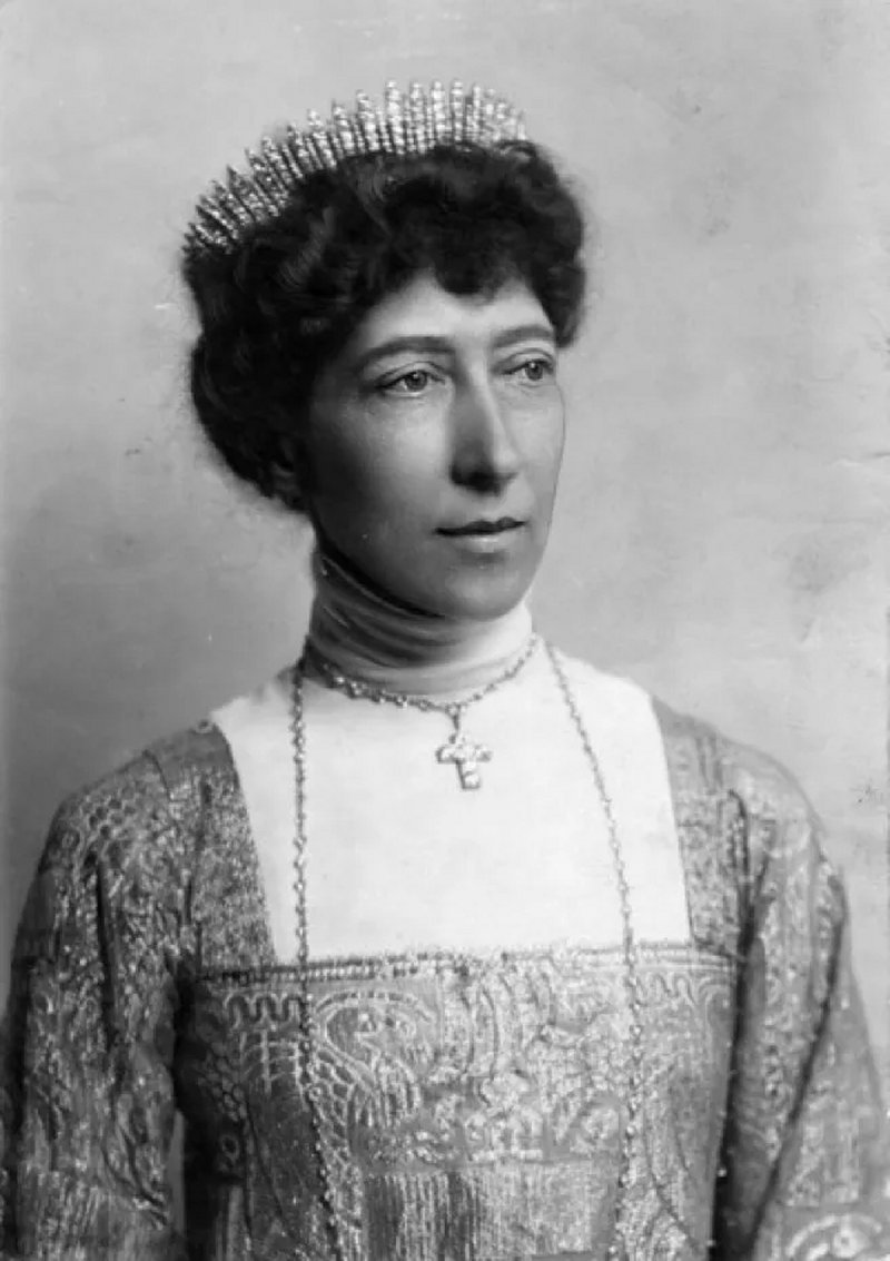Princess Louise, Duchess of Fife is pictured wearing her diamond fringe tiara, ca. 1914 (Grand Ladies Site)