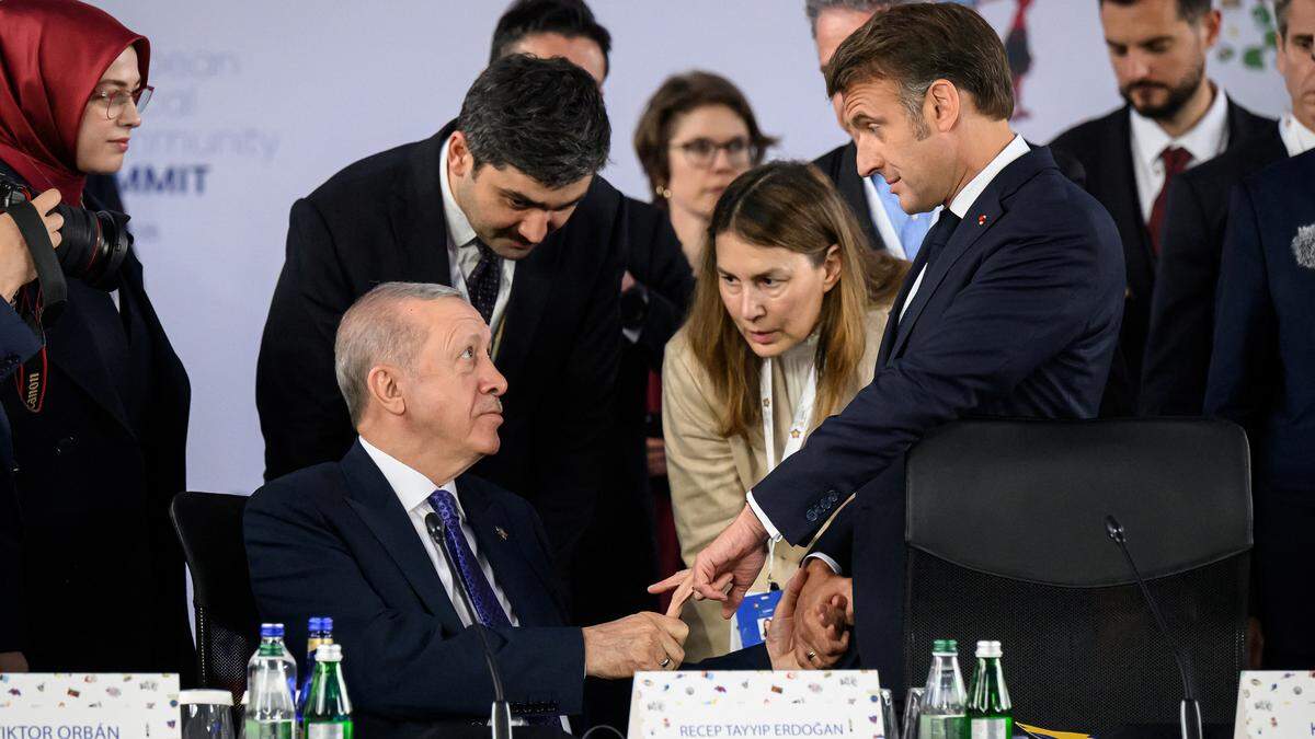 Een hartelijke handdruk of ongemakkelijk machtsvertoon: Erdogan houdt 13 seconden vinger Macron vast