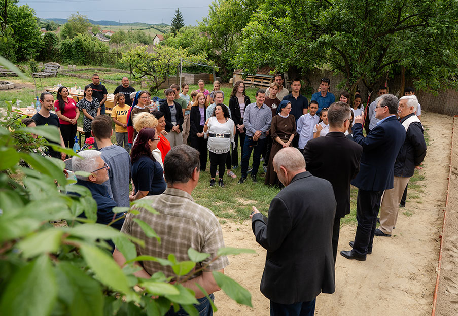 From Poverty to Possibility – Father General visits the Roma Mission in Hungary