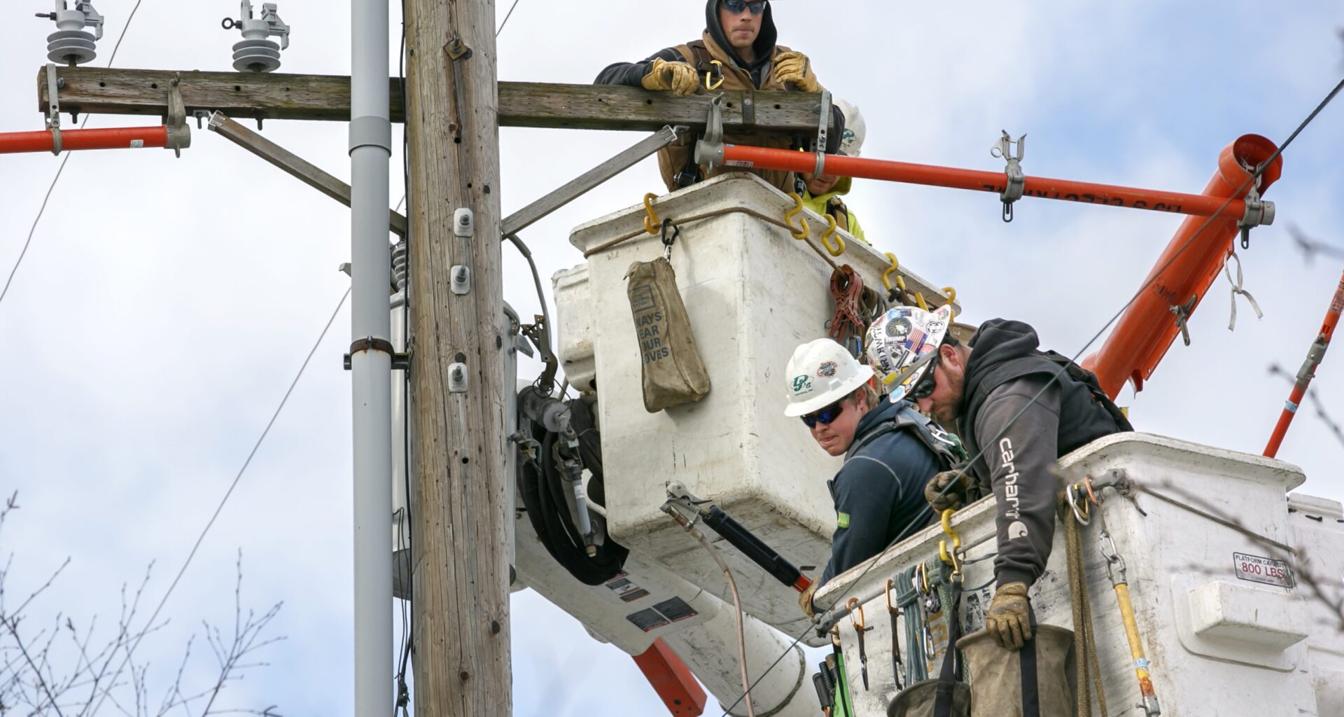 Liberal Oregon and Washington vowed to pioneer green energy. Almost every other state Is beating them.