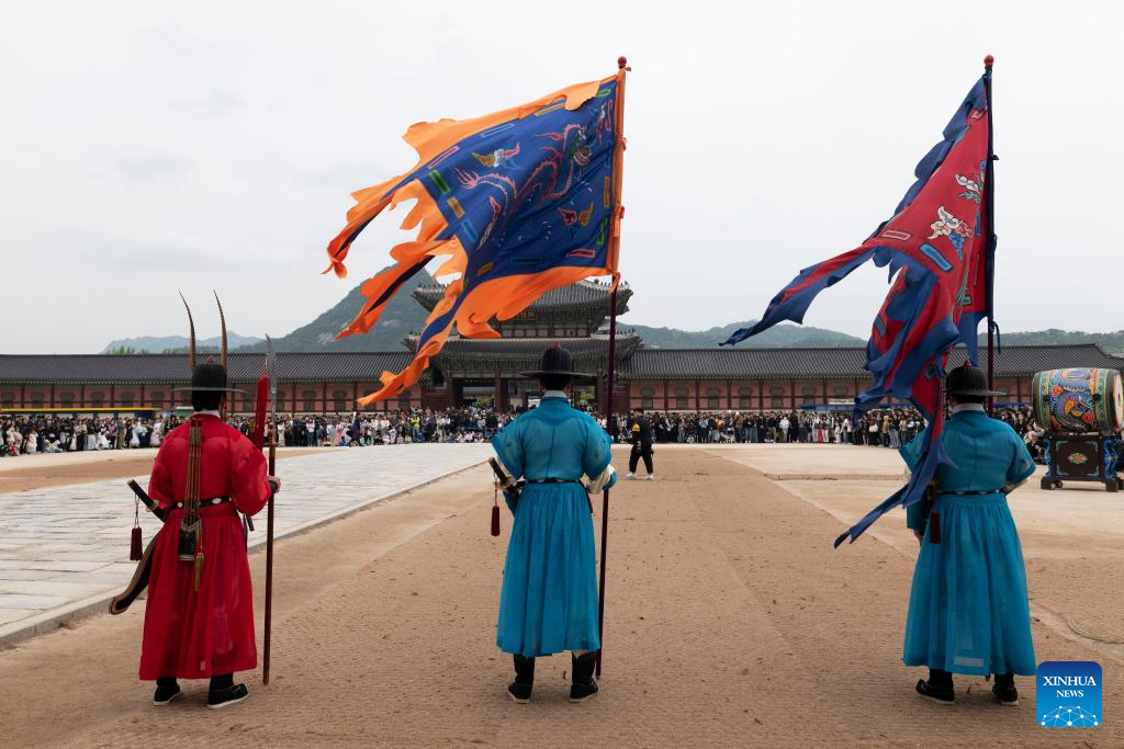 Tourists watch cultural performance at Gyeongbokgung Palace in Seoul-Xinhua