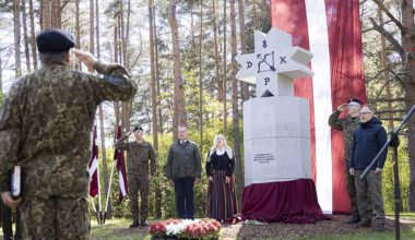 Atklāts piemineklis Latvijas armijas 8. Daugavpils kājnieku pulka karavīriem