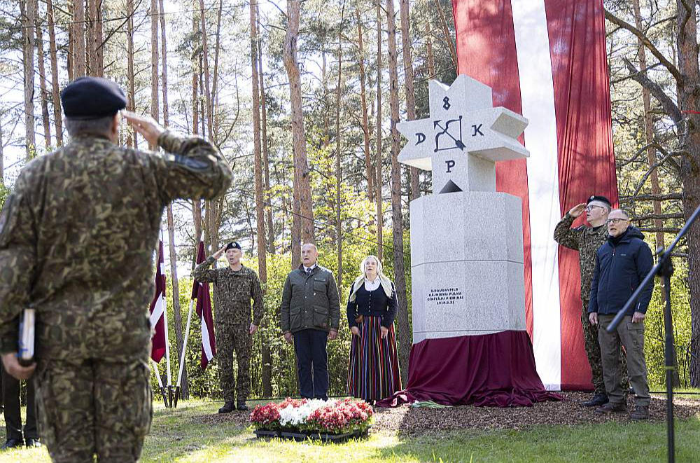 Atklāts piemineklis Latvijas armijas 8. Daugavpils kājnieku pulka karavīriem