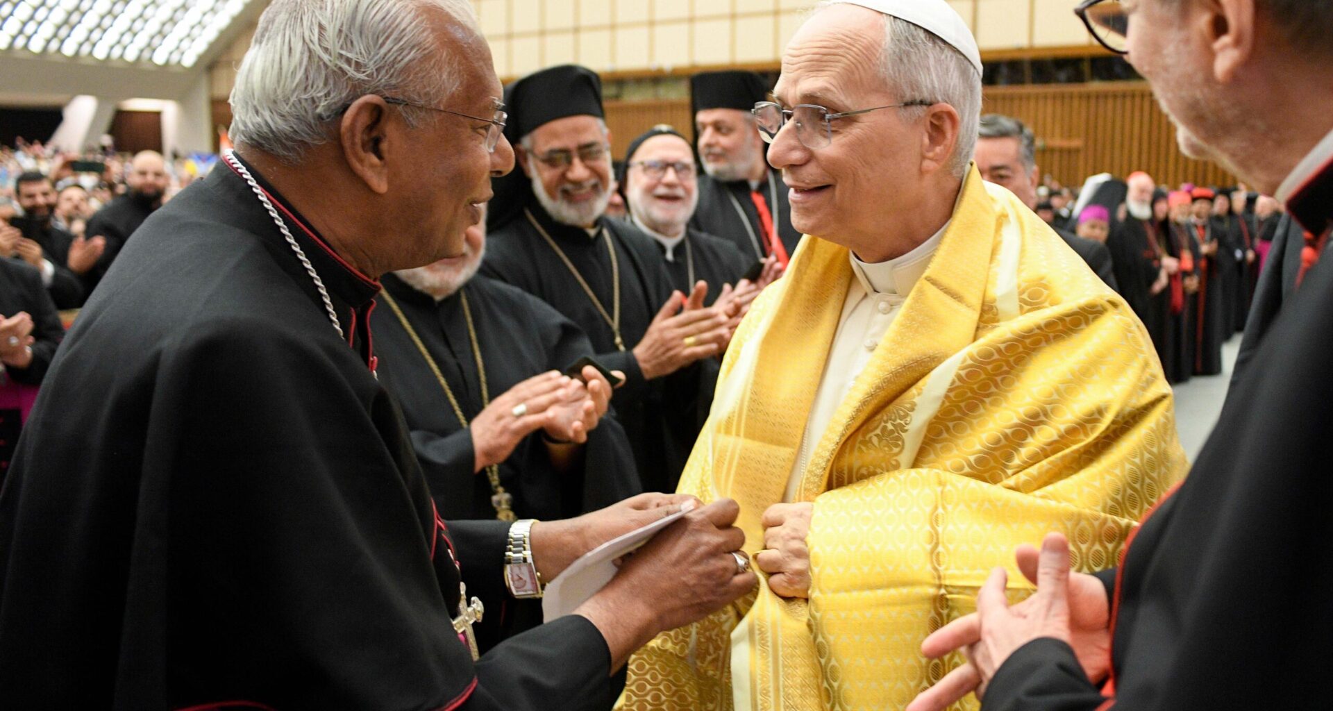 Meeting Eastern Catholics, pope pledges to be peacemaker