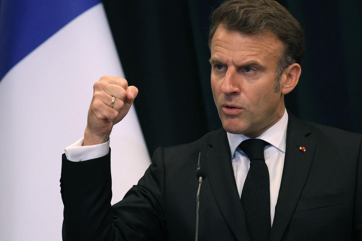 « L’engagement d’une armée ne se mesure pas à l’argent dépensé, mais aux noms gravés sur les monuments aux morts », insiste Macron