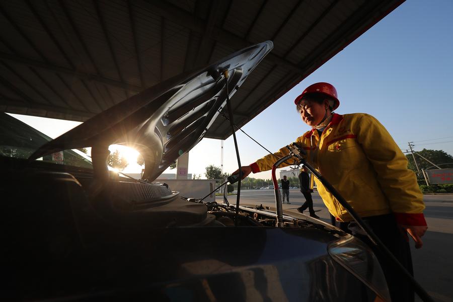 China to cut gasoline, diesel retail prices-Xinhua