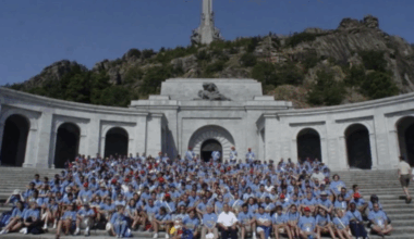 As prior of the Augustinians (below, in a white shirt), in 2003 Leo XIV visited the Valley of the Fallen with a group of young people.