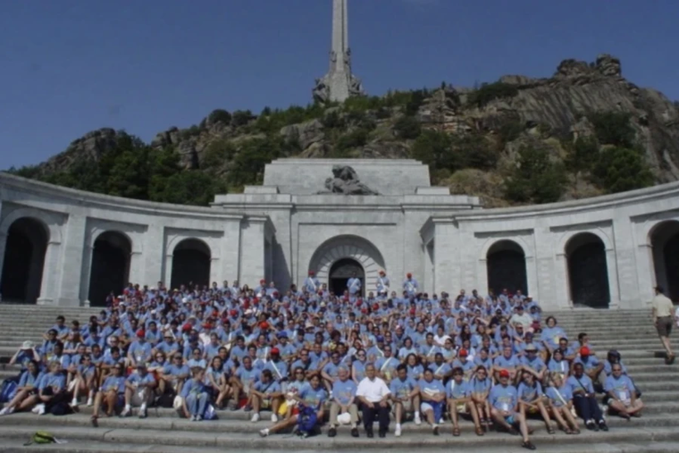 As prior of the Augustinians (below, in a white shirt), in 2003 Leo XIV visited the Valley of the Fallen with a group of young people.