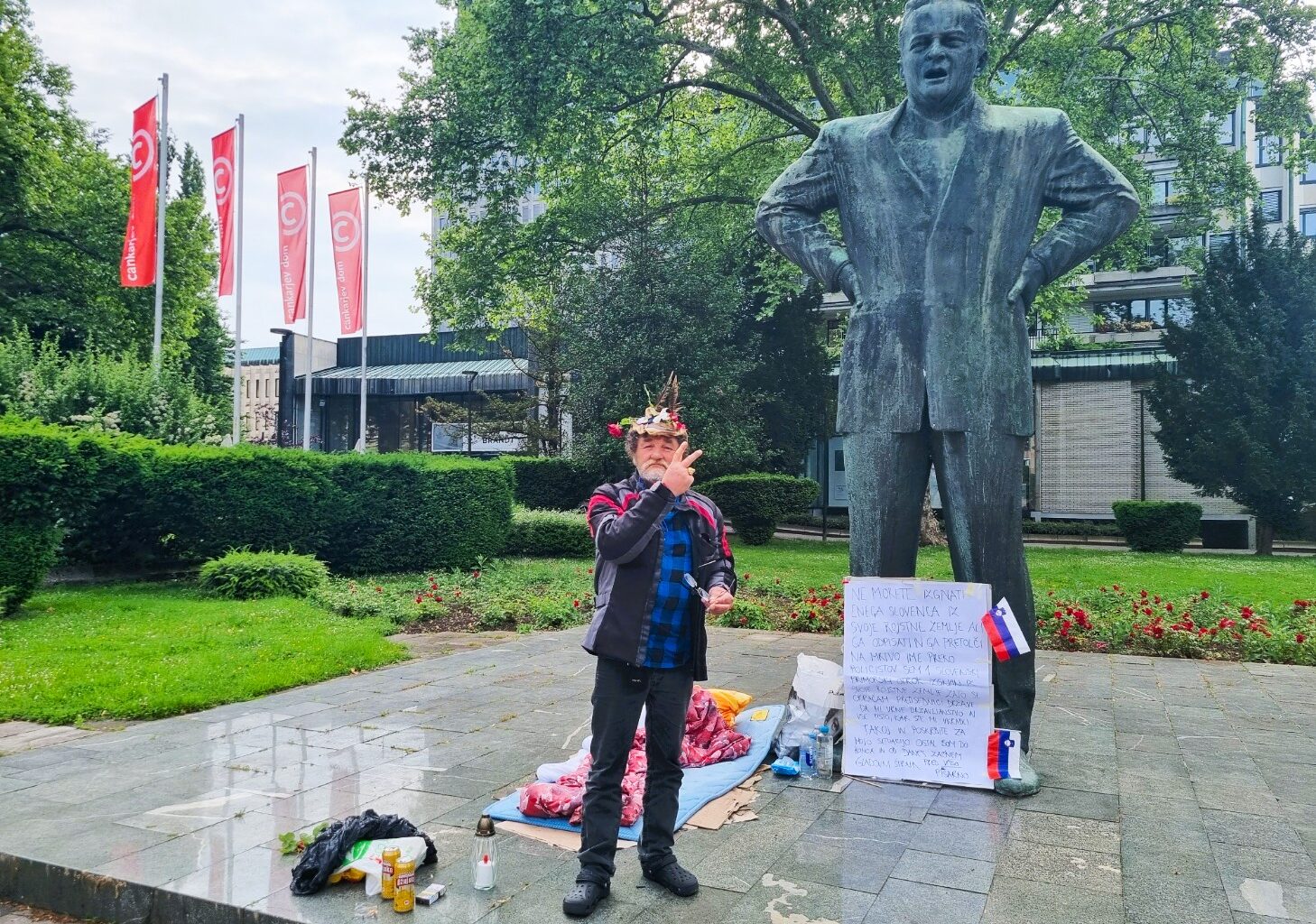 Poleg Kidričevega spomenika protestnik razglasil gladovno stavko, dokler predsednica države ne bo ugodila njegovim zahtevam