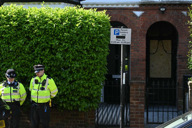 Policisti patruljirajo pred domom britanskega premierja Keira Starmerja po seriji požarov. FOTO: Justin Tallis Afp
