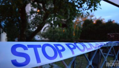 Pretresljive podrobnosti tragedije: sin odšel v trgovino, ko so mamo do smrti pogrizli psi