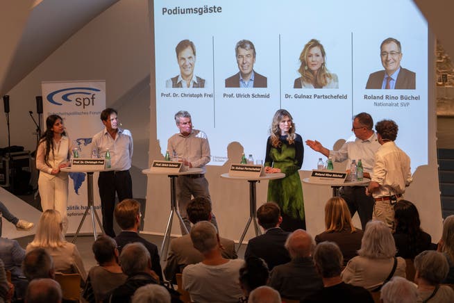 Die Podiumsteilnehmenden (von links): Moderatorin Hagr Arobei, Christoph Frei, Ulrich Schmid, Gulnaz Partschefeld, Roland Rino Büchel und Moderator Stefan Schmid.