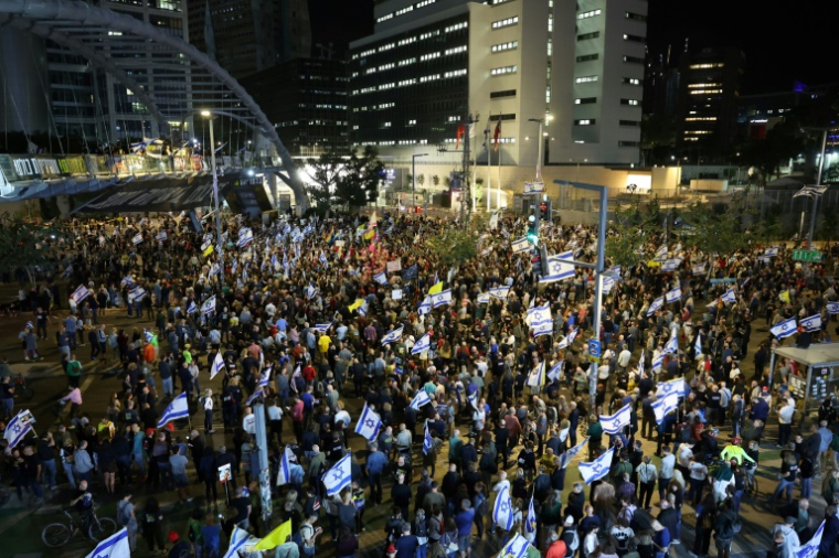 Des Israéliens manifestent à Tel-Aviv pour réclamer du  gouvernement qu'il agisse pour obtenir la libération des otages retenus par le Hamas à Gaza, le 3 mai 2025 ( AFP / Jack GUEZ )