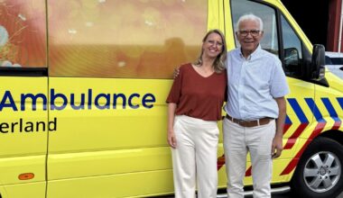 Salah Saïd draagt voorzittershamer Wensambulance Oost-Nederland over aan Karin van Dam