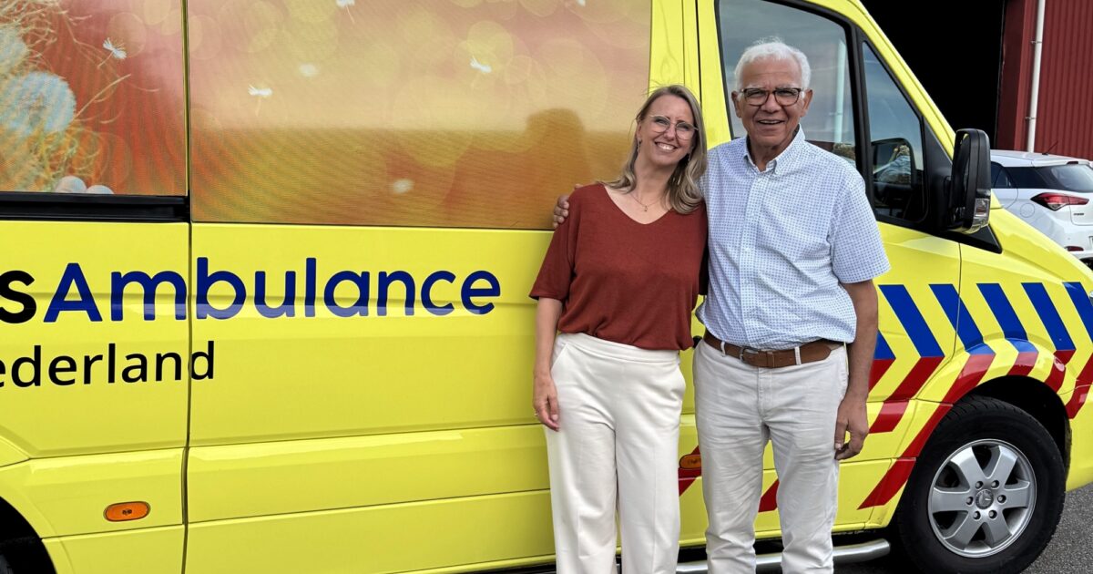 Salah Saïd draagt voorzittershamer Wensambulance Oost-Nederland over aan Karin van Dam