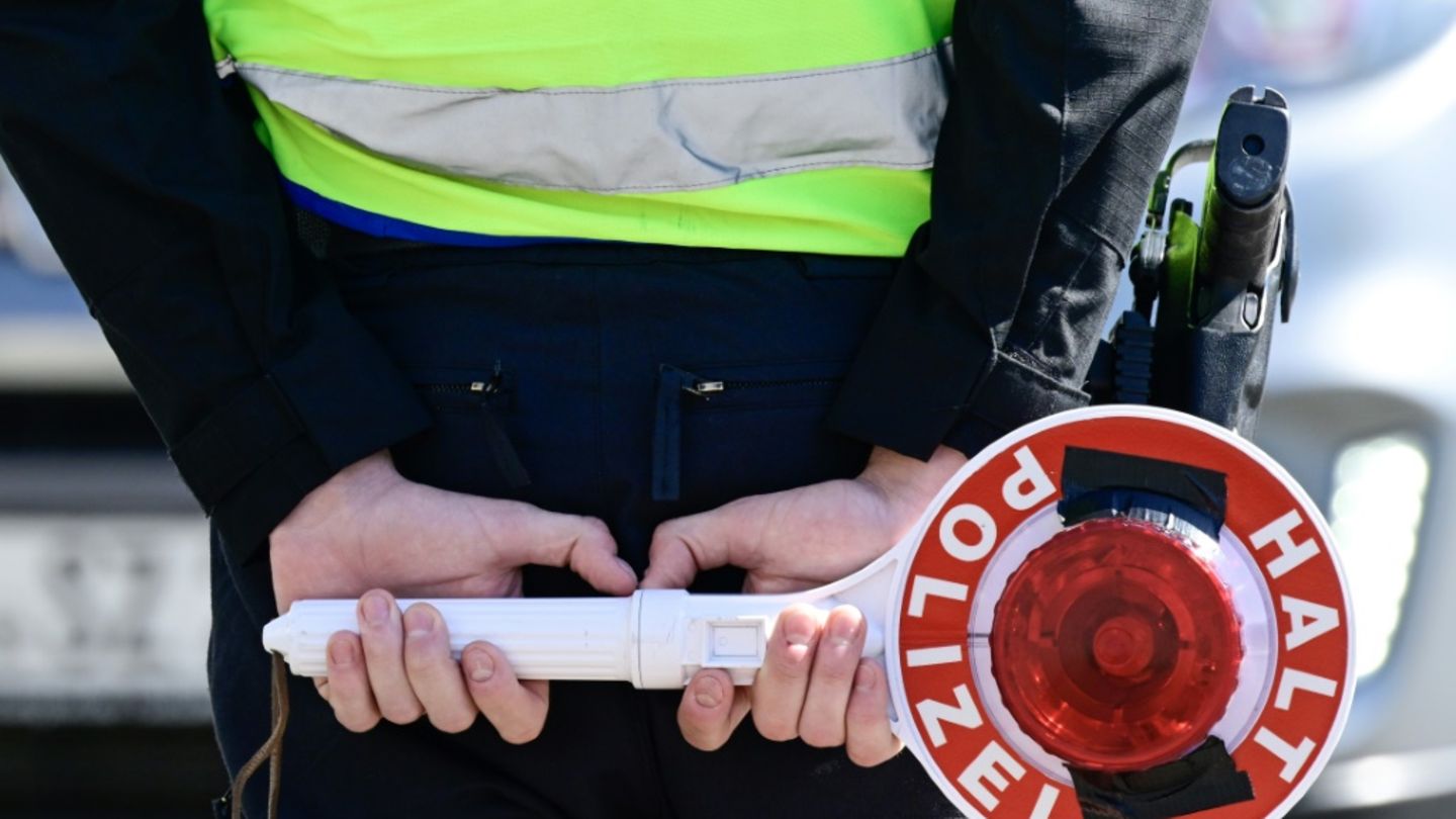 Polizist an Grenze
