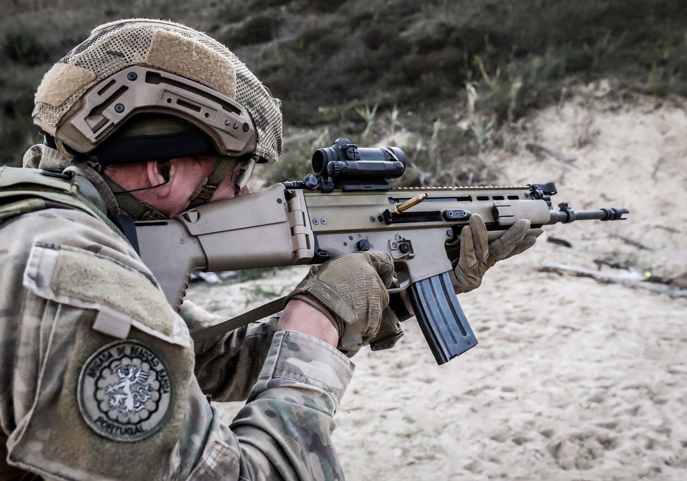 Puško FN SCAR L Mk 2, kakršno kupuje Slovenija, uporablja tudi portugalska vojska. 