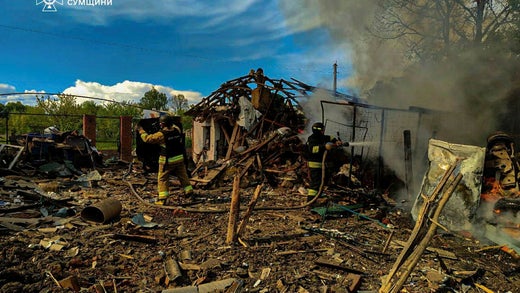 Ukrainsk räddningstjänst bekämpar en brand efter ett ryskt lutftangrepp i en gränsby i Sumy den 14 maj.