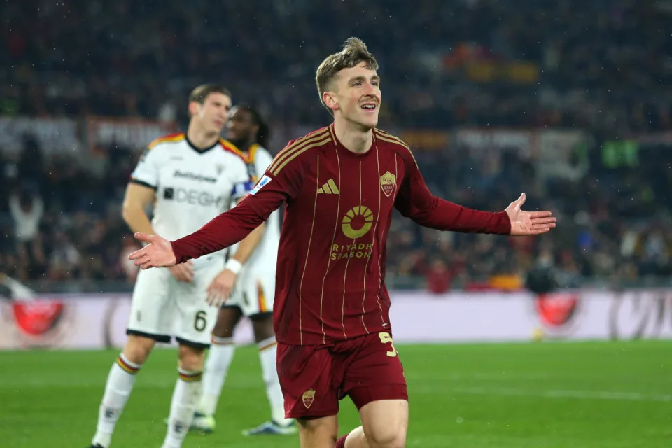 ROME, ITALY - DECEMBER 07: Alexis Saelemaekers of AS Roma, on loan from Milan, celebrates scoring his team's first goal during the Serie A match between AS Roma and Lecce at Stadio Olimpico on December 07, 2024 in Rome, Italy. (Photo by Paolo Bruno/Getty Images)