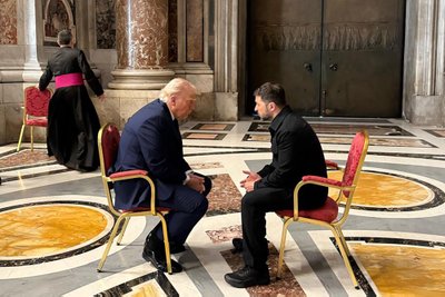 Donaldas Trumpas ir Volodymyras Zelenskis susitiko Vatikane