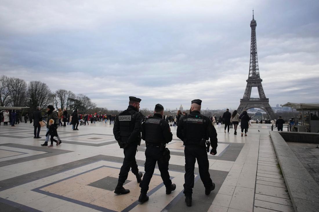 Polizisten patrouillieren auf dem Platz vor dem Eiffelturm, wo ein Mann am Samstag einen deutschen Touristen tötete. Christophe Ena/dpa