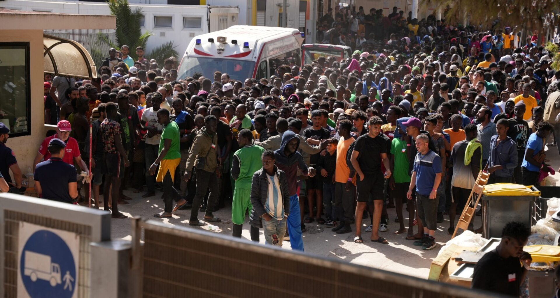Grčija bo uvedla zaporno kazen za nezakonite migrante. Slovenija pa še naprej »fura« strategijo dobrodošlice. Kdo je tu nor?
