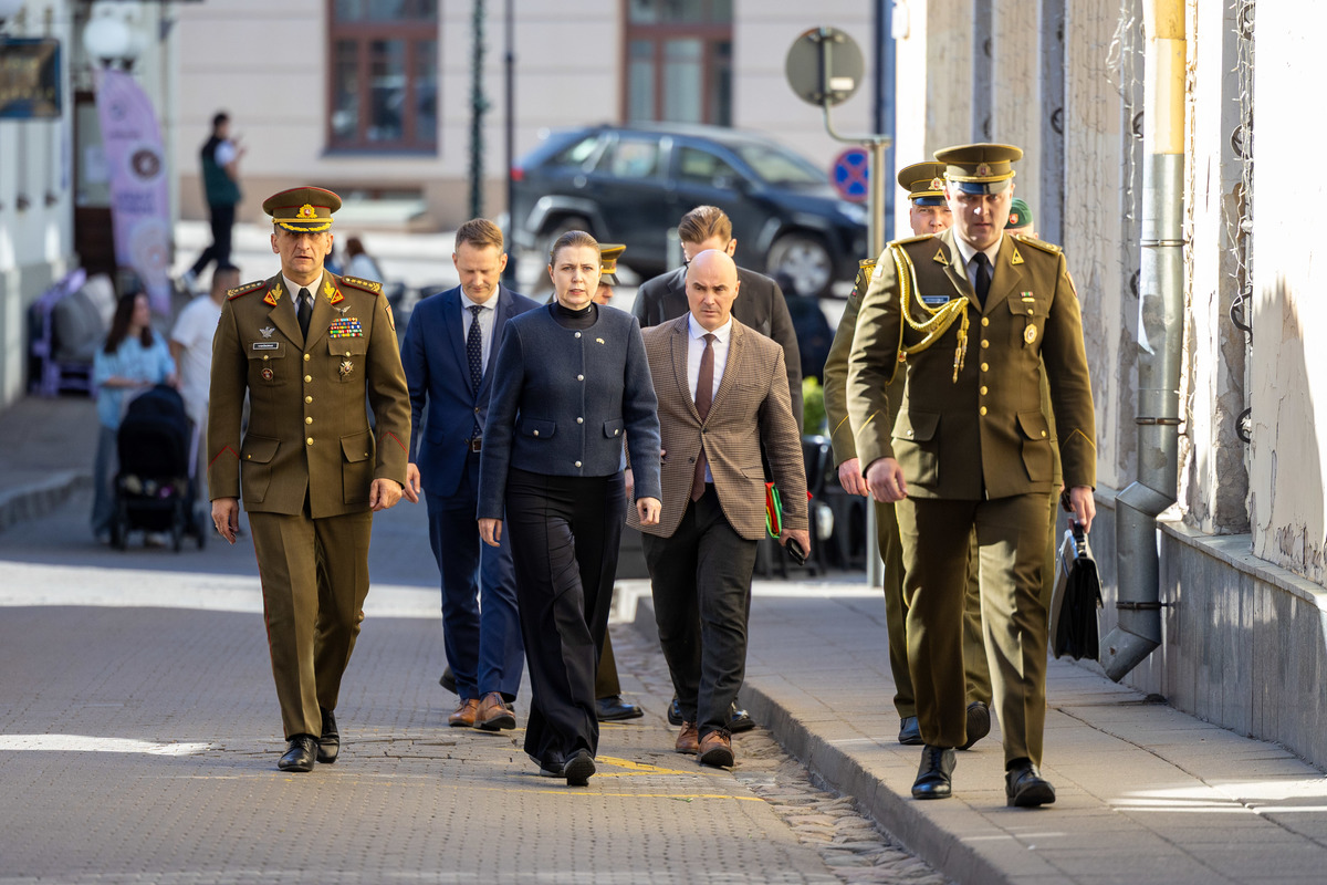 Lietuva ir Lenkija vieningai ragins NATO nares labiau finansuoti gynybą, sako D. Šakalienė