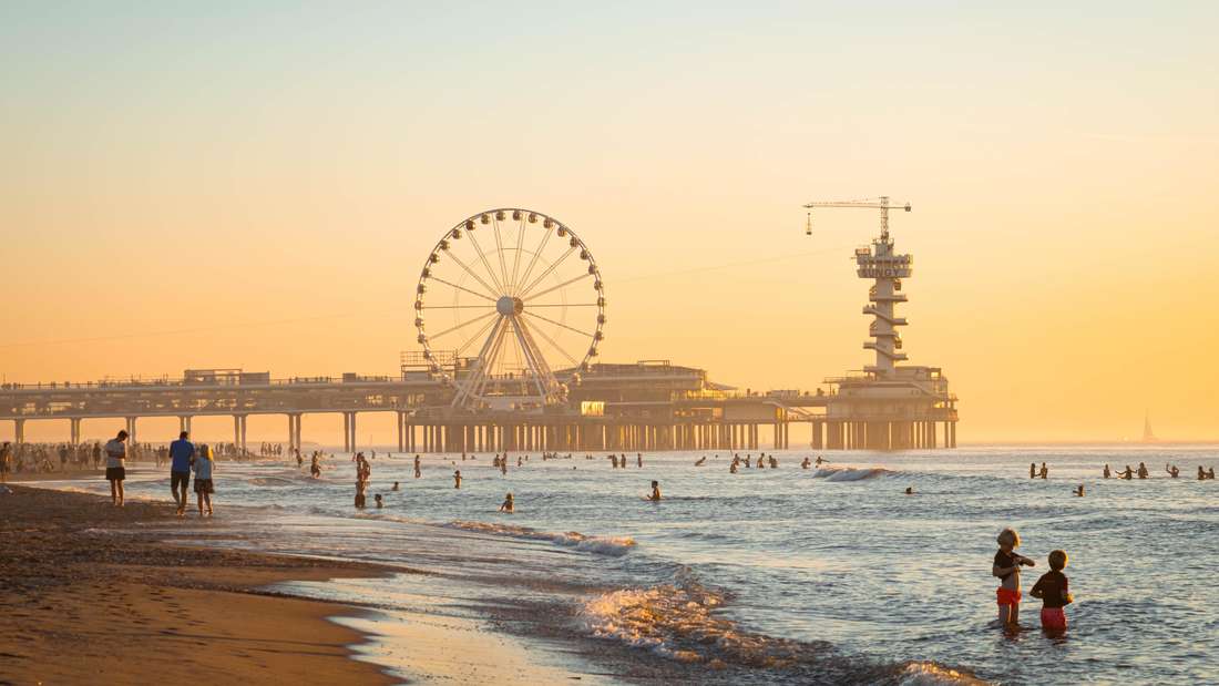 Das Strandbad von Den Haag – Scheveningen – ist eines der größten der Niederlande. Eine Attraktion: der in Sanierung befindliche „Pier“ (im Hintergrund).