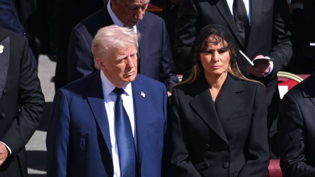 Mit schwarzem Kopftuch: Melania Trump mit ihrem Mann, US-Präsident Donald Trump, bei der Trauerfeier zum Begräbnis von Papst Franziskus im Vatikan. Die First Lady der USA feierte an dem Tag auch ihren 55. Geburtstag.