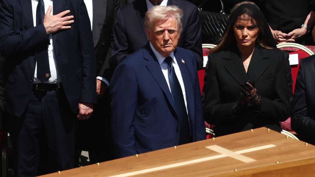 Als Papst Franziskus im Alter von 88 Jahren im Vatikan starb, war die Trauer groß. US-Präsident Donald Trump nahm an der Beisetzung des Heiligen Vaters teil: er in blau – ohne rote Krawatte. Melania ganz in Schwarz. Vor dessen Tod befand sich Trump im offenen Widerspruch mit dem Papst: Franziskus hatte Trumps Migrationspolitik offen kritisiert. Seine Massenabschiebung „würde viele Männer und Frauen und ganze Familien“ verletzen. 