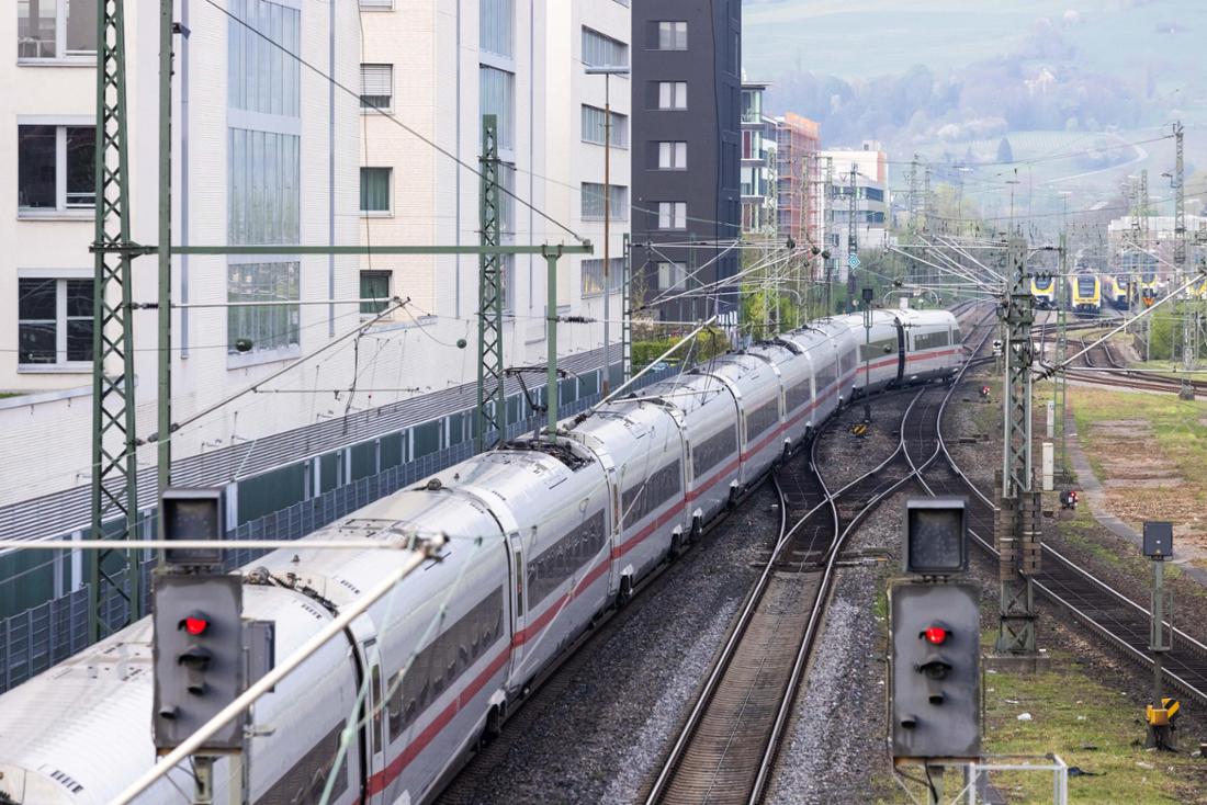 Ein ICE Inter City Express der Deutschen Bahn fährt aus dem Freiburger Hauptbahnhof in Richtung Schweiz.