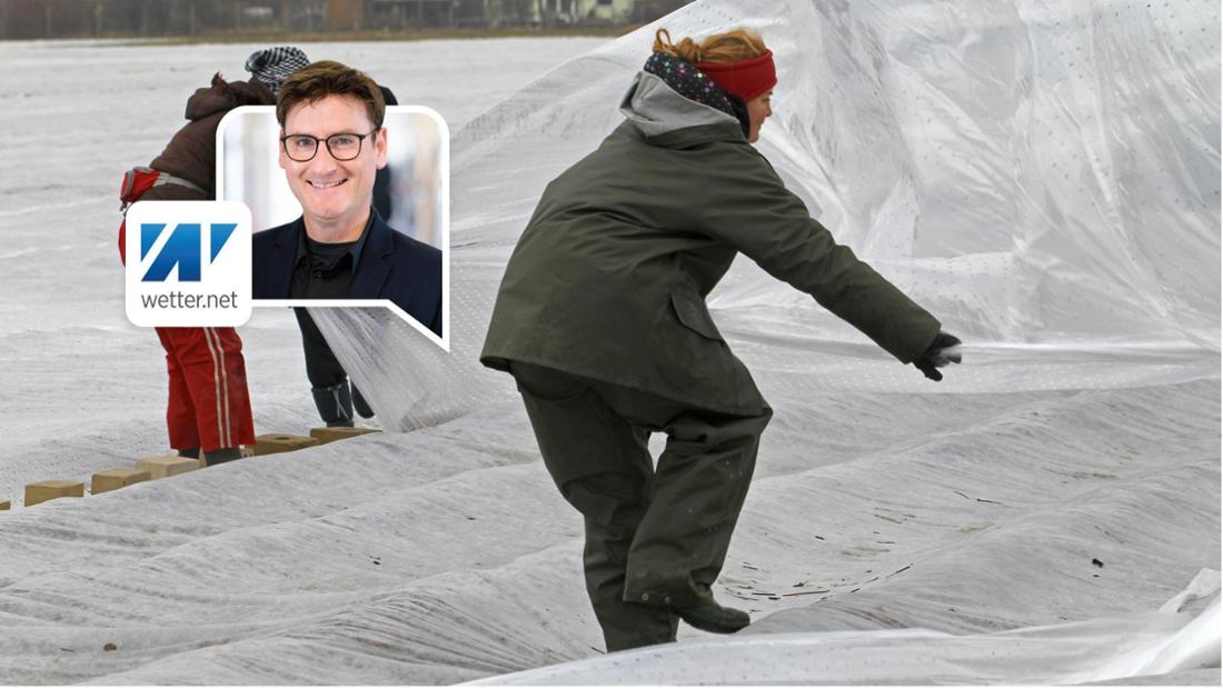 Gegen den Frost schützen: Abdeckungen werden über Pflanzen gelegt.