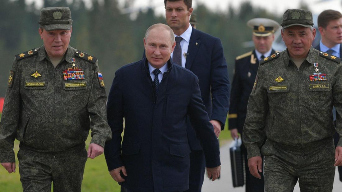 Waleri Gerassimow, Wladimir Putin und Sergei Schoigu (v.l.) gehen nebeneinander