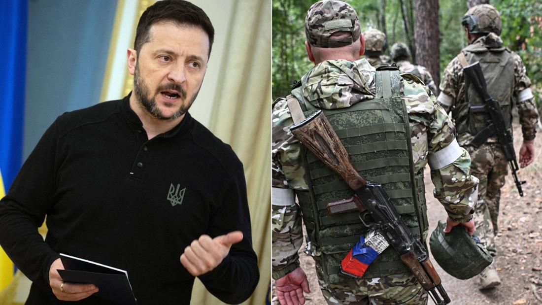 Wolodymyr Selenskyj deutend sprechend zur Seite, russische Soldaten gehen durch ein Waldgebiet