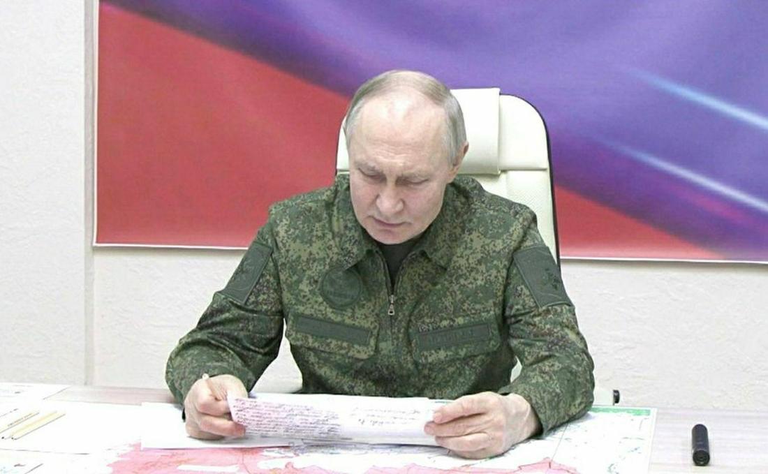 Wladimir Putin bei einem Besuch in Kursk in Uniform.