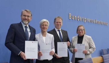 Prüfbericht CO2-Emissionen 2024 2025-05-15 Deutschland, Berlin Bundespressekonferenz: Der Expertenrat für Klimafragen ERK stellt seinen Prüfbericht zur Berechnung der deutschen Treibhausgasemissionen für das Jahr 2024 und die Projektionsdaten 2025 vor. Im Bild v.l. Prof. Dr. Marc Oliver Bettzüge, ERK-Ratsmitglied, Energiewirtschaftliches Institut Universität zu Köln EWI, Dr. Brigitte Knopf, Stellv. Vorsitzende ERK, Zukunft KlimaSozial ZKS, Prof. Dr. Hans-Martin Henning, ERK-Vorsitzender, Fraunhofer-Institut für Solare Energiesysteme ISE, und Dr. Barbara Schlomann, ERK-Ratsmitglied, Fraunhofer-Institut für System- und Innovationsforschung ISI. *** Review report CO2 emissions 2024 2025 05 15 Germany, Berlin Federal Press