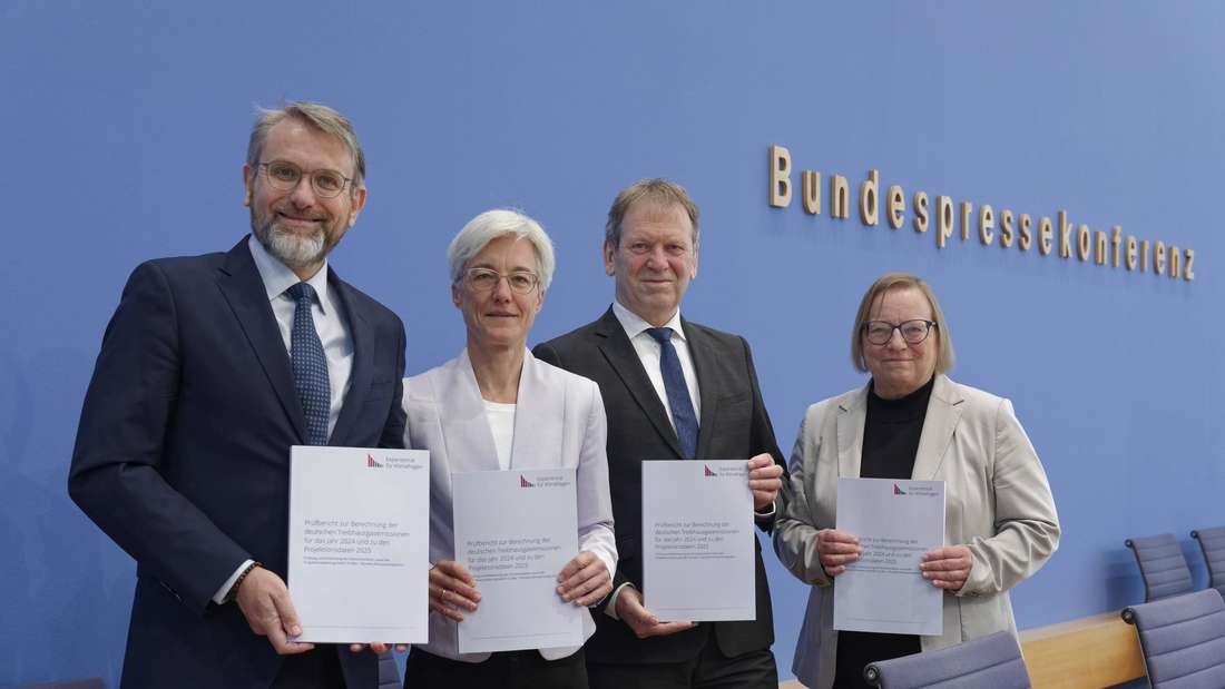 Prüfbericht CO2-Emissionen 2024 2025-05-15 Deutschland, Berlin Bundespressekonferenz: Der Expertenrat für Klimafragen ERK stellt seinen Prüfbericht zur Berechnung der deutschen Treibhausgasemissionen für das Jahr 2024 und die Projektionsdaten 2025 vor. Im Bild v.l. Prof. Dr. Marc Oliver Bettzüge, ERK-Ratsmitglied, Energiewirtschaftliches Institut Universität zu Köln EWI, Dr. Brigitte Knopf, Stellv. Vorsitzende ERK, Zukunft KlimaSozial ZKS, Prof. Dr. Hans-Martin Henning, ERK-Vorsitzender, Fraunhofer-Institut für Solare Energiesysteme ISE, und Dr. Barbara Schlomann, ERK-Ratsmitglied, Fraunhofer-Institut für System- und Innovationsforschung ISI. *** Review report CO2 emissions 2024 2025 05 15 Germany, Berlin Federal Press