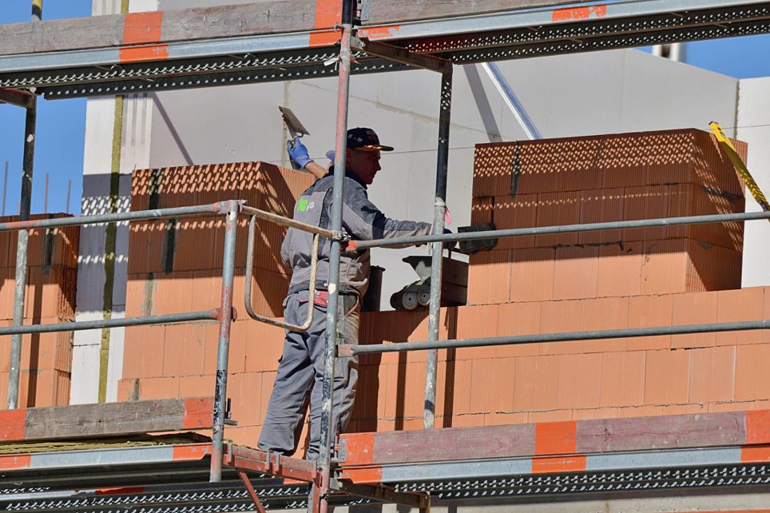Ein Bauarbeiter bei der Arbeit: Das Baugewerbe in Deutschland hat schwere Zeiten hinter sich. Nun wächst wieder der Optimismus.
