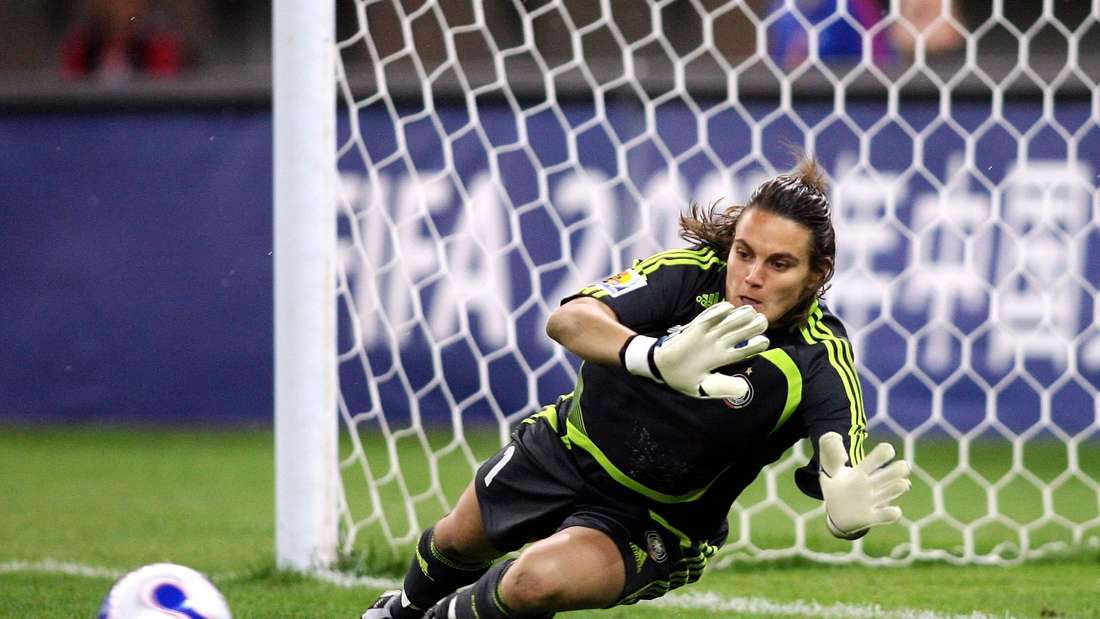 Was bei der WM 2007 passierte, war historisch – kein einziges Gegentor im gesamten Turnier. Und im Tor stand Nadine Angerer. Mit einer Mischung aus Reaktionsstärke, Nerven aus Stahl und glänzender Antizipation wurde sie zur Symbolfigur dieses Triumphes. Als erste Torhüterin überhaupt wurde sie 2013 zur Weltfußballerin gewählt. Mit zwei Weltmeistertiteln, fünf EM-Titeln und einer unvergleichlichen Präsenz wurde sie zur Legende.
